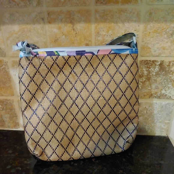 Vera Bradley Beach crossbody &. Wristlet - Picture 4 of 9